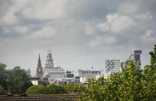Everton Apartment | Characterful Abode with FREE parking.