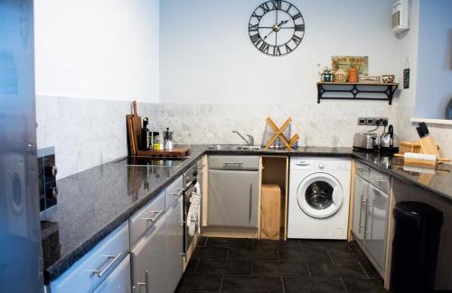 Everton Apartment | Characterful Abode with FREE parking.