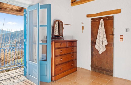 Tiros House | Characterful restored Greek house close to both mountain and sea