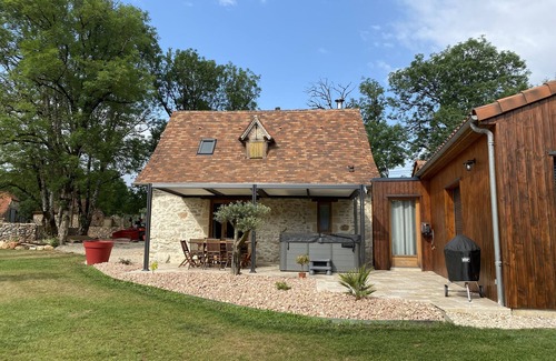 Assier House | Characteristic stone gîte with Jacuzzi near Rocamadour and Gouffre de Padirac