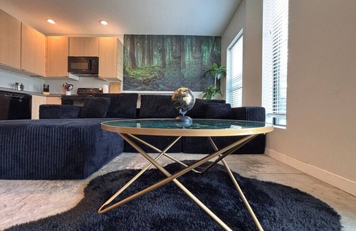 Downtown Des Moines Apartment | Charcoal Loft | Modern 2BR Downtown Retreat with Fireplace & Gym Access