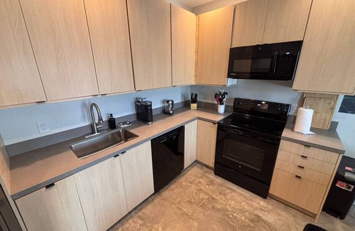 Downtown Des Moines Apartment | Charcoal Loft | Modern 2BR Downtown Retreat with Fireplace & Gym Access