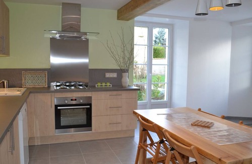 Salles-de-Barbezieux Cottage | "Charentaise rénovée avec piscine, sauna et équipements bébé, proche de Barbezieux"