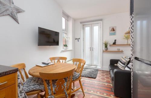 Lytham St. Anne's Apartment | Charles Alexander Short Stay - Clifton Drive Beach Retreat