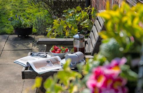 Denstone House | Charlie's Cottage with Alpacas and 7mins drive to Alton Towers