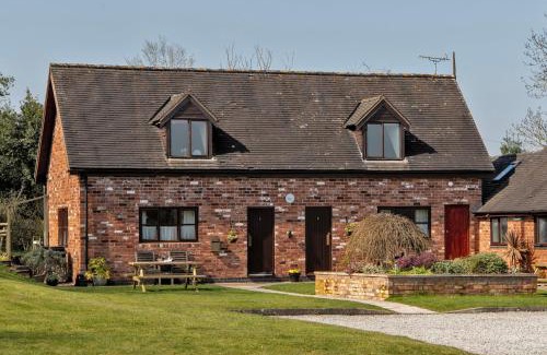 Denstone House | Charlie's Cottage with Alpacas and 7mins drive to Alton Towers