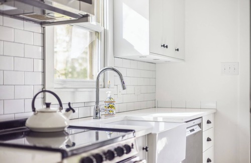 New Buffalo House | Charlie's on Commanche - Charming cottage tucked away in Michiana close to the l