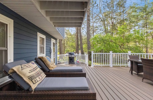 New Buffalo House | Charlie's on Commanche - Charming cottage tucked away in Michiana close to the l