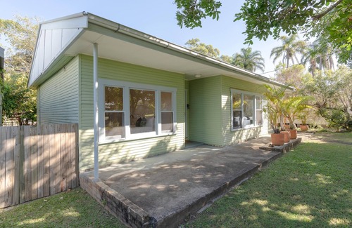 Byron Bay House | Charlies - Self contained 3 bedroom home in heart of Byron Bay. Pet Friendly.