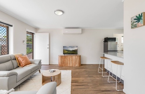 Centenary Heights Apartment | Charm in Leafy Centenary Heights!