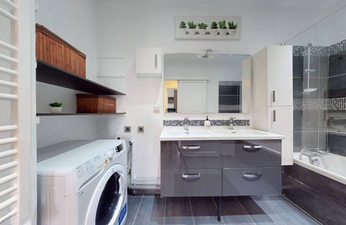 Zola - Pressense Apartment | Charmant Appartement au Coeur des Gratte Ciel Avec Jacuzzi