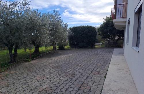 Volx Apartment | Charmant haut de Villa