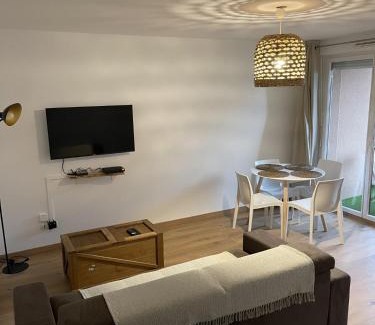 Seilh Apartment | Charmant T2 Piscine Golf de Seilh