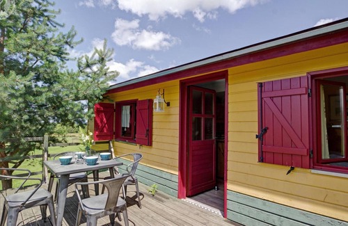 Ambierle Cottage | Charming 24m² Caravan for 4, Terrace, Nature, Fishing, Pet-Friendly