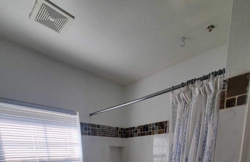Southgate Apartment | Charming 1 Bdr/1 Bth Upstairs Unit in Med Center