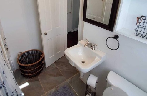 Southgate Apartment | Charming 1 Bdr/1 Bth Upstairs Unit in Med Center