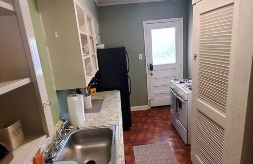 Southgate Apartment | Charming 1 Bdr/1 Bth Upstairs Unit in Med Center
