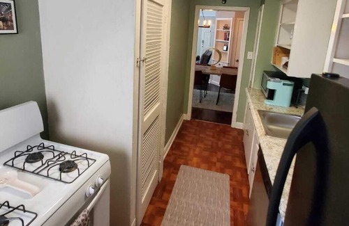 Southgate Apartment | Charming 1 Bdr/1 Bth Upstairs Unit in Med Center