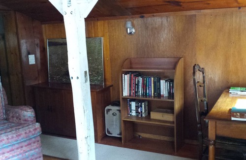 Monroe Cottage | Charming 1 BDRM 18th Century post & beam cottage for monthly/extended stay