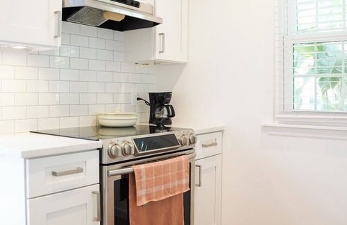 Poinciana Park Cottage | Charming 1 bedroom Cottage in West Palm Beach