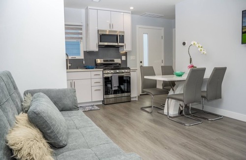 Glendale House | Charming 1 bedroom 1 bathroom guest house with AC, WiFi in brilliant Glendale