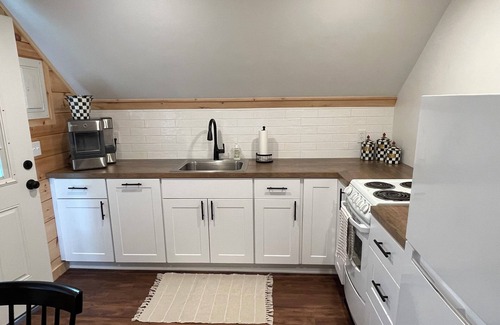 West Irondequoit House | Charming 1-bedroom bungalow in Irondequoit with Water Views and Access!