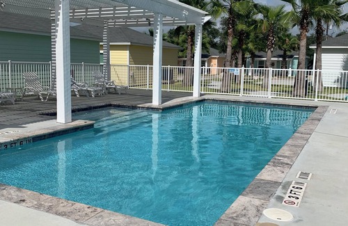 Fulton Cottage | Charming 1-bedroom cottage in fabulous Rockport with a beautiful pool.