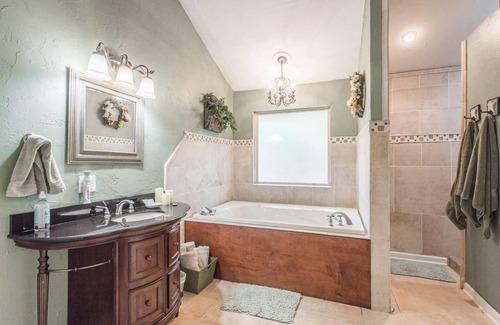 Guthrie Cottage | Charming 1-bedroom cottage in welcoming Guthrie with hot tub and jacuzz, kitchen