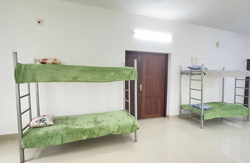Quilandi House | Charming 1-bedroom house in Koyilandy with WiFi and 2 bunk beds
