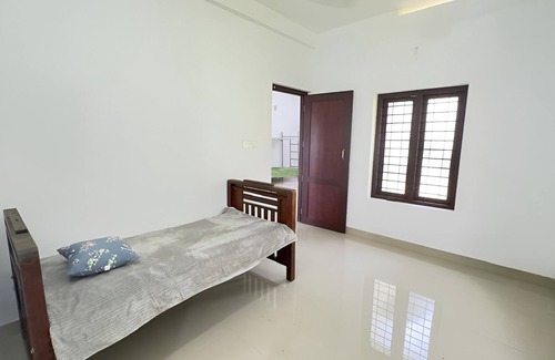 Quilandi House | Charming 1-bedroom house in Koyilandy with WiFi and 2 bunk beds