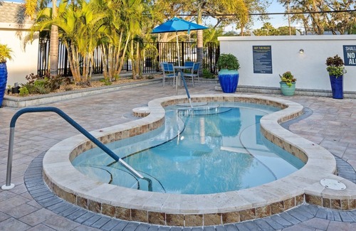 Braden River House | Charming 1-bedroom home in Sun Outdoors, Sarasota with WiFi, fitness room