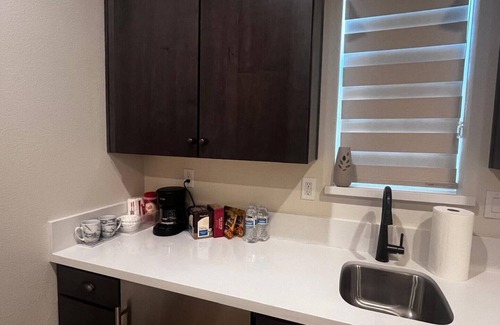 Tracy House | Charming 1-bedroom house with AC, WiFi in fabulous Tracy