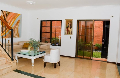Ciudad Jardin House | Charming 1-bedroom house with AC, TV, bathroom, WiFi, pool, parking, camara