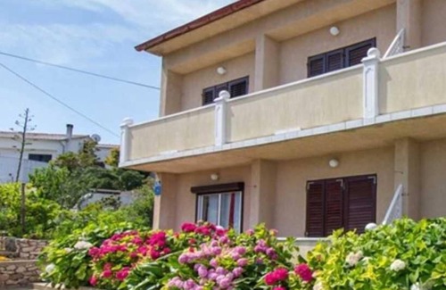 Veli Losinj Apartment | Charming 1-Bedroom Apartment for 3, Pet-Friendly with Parking