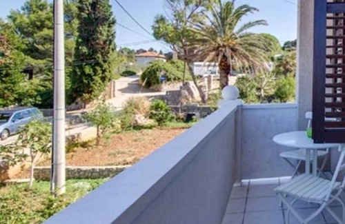 Veli Losinj Apartment | Charming 1-Bedroom Apartment for 3, Pet-Friendly with Parking