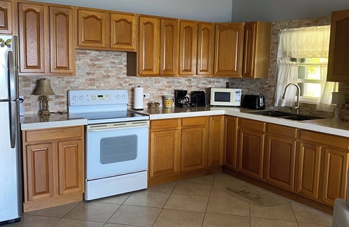 Creek House | Charming 1-bedroom house by the sea in quaint Cayman Brac