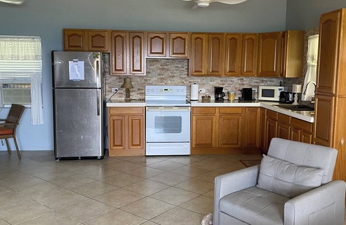 Creek House | Charming 1-bedroom house by the sea in quaint Cayman Brac