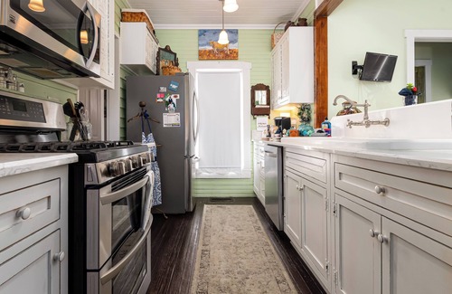 Jackson Cottage | Charming 1-bedroom Pearl Cottage with WiFi in the historic Casey Jones Village