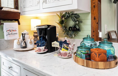 Jackson Cottage | Charming 1-bedroom Pearl Cottage with WiFi in the historic Casey Jones Village