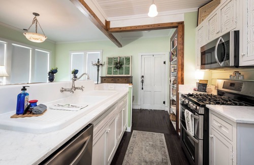 Jackson Cottage | Charming 1-bedroom Pearl Cottage with WiFi in the historic Casey Jones Village