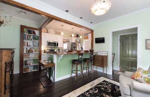 Jackson Cottage | Charming 1-bedroom Pearl Cottage with WiFi in the historic Casey Jones Village