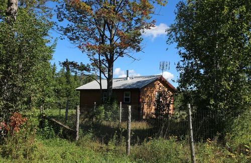 Green Mountains Cabin | Charming 1-bedroom Tiny house in Eden Mills. Spectacular views, private setting.