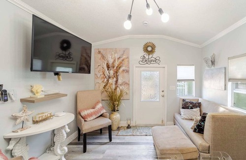 West Samoset House | Charming 1-bedroom Tiny house with WiFi, AC in Bradenton