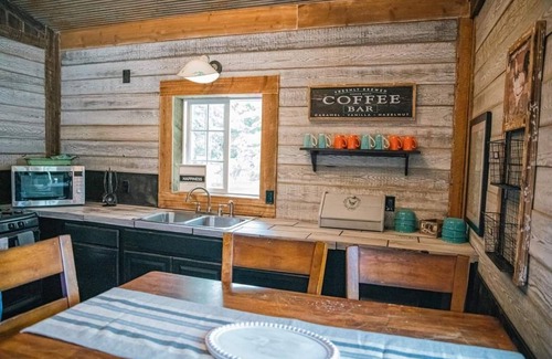 Bonner County House | Charming 1-bedroom house with AC, WiFi in Spirit Lake at The Venue at the Reed's