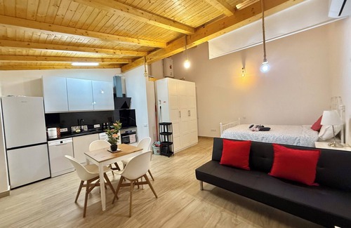 Pozuelo de Alarcon House | Charming 1-bedroom house in brilliant Pozuelo de Alarcón with WiFi, AC