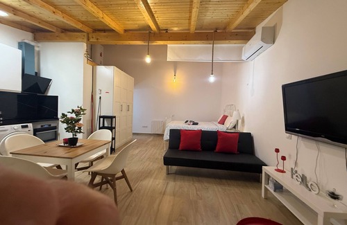 Pozuelo de Alarcon House | Charming 1-bedroom house in brilliant Pozuelo de Alarcón with WiFi, AC