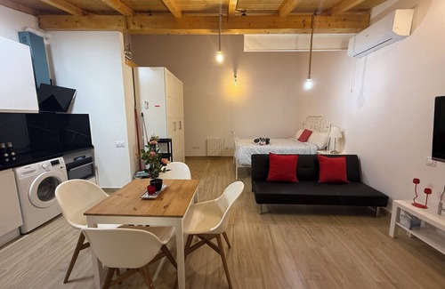 Pozuelo de Alarcon House | Charming 1-bedroom house in brilliant Pozuelo de Alarcón with WiFi, AC