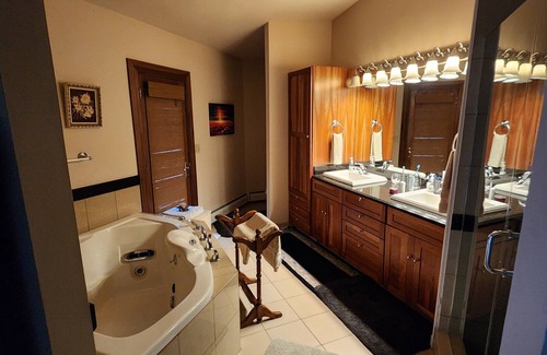 Clarence Other | Charming 1-floor modern farmhouse -ENTIRE HOUSE. Privacy wooded overlook of pond