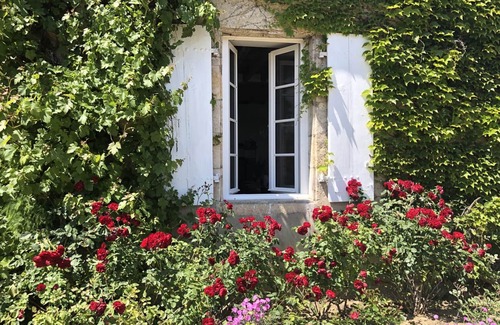 Deux-Chaises Cottage | Charming 17th-Century Gite with Modern Amenities in Tranquil Countryside