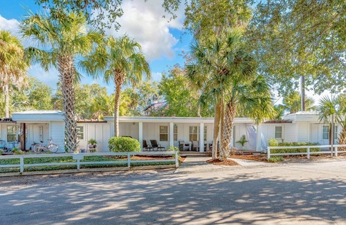 Isle of Palms Apartment | Charming 1950s Beach Cottage Apt B